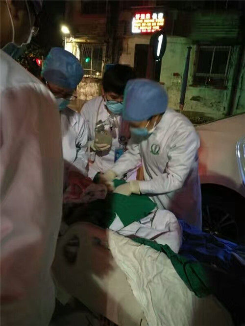 無影燈，黃光手電筒