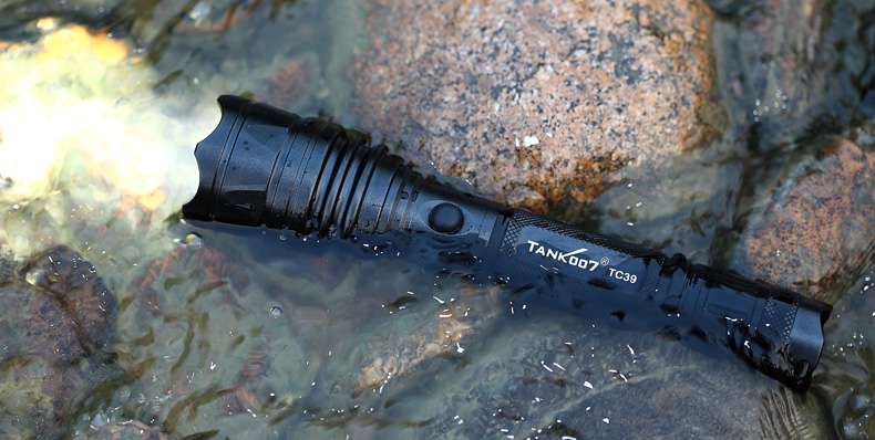 LED強光手電筒和普通手電筒區(qū)別不止在于強光遠射性能差別 LED強光手電筒和普通手電筒區(qū)別不止在于強光遠射性能差別