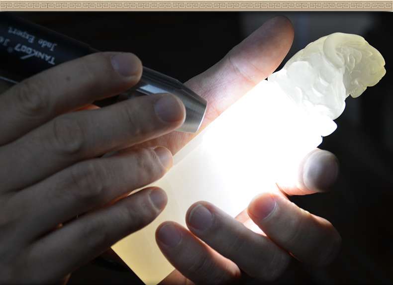 照玉強(qiáng)光手電筒不只可以鑒定琥珀，還可以鑒別各種的玉石、原石