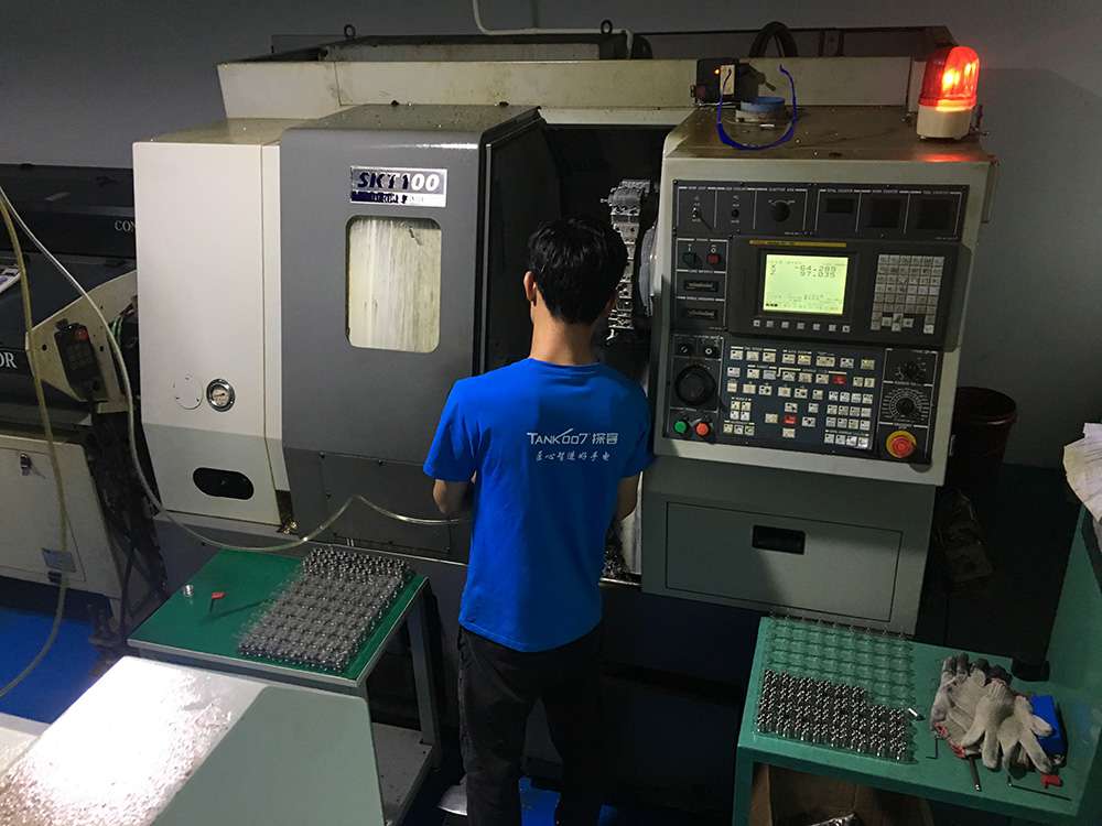 TANK007探客工廠(chǎng)---CNC數(shù)控設(shè)備操作場(chǎng)景