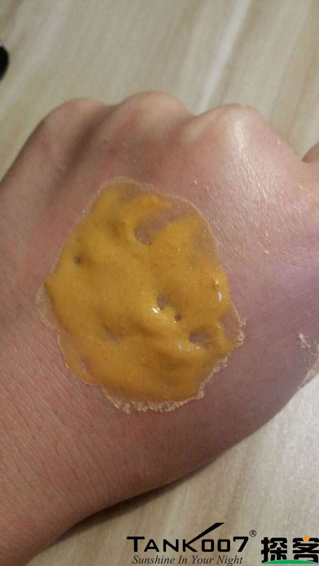 客戶買了紫光手電驗(yàn)熒光劑，先拿面膜大姨媽巾開刀 