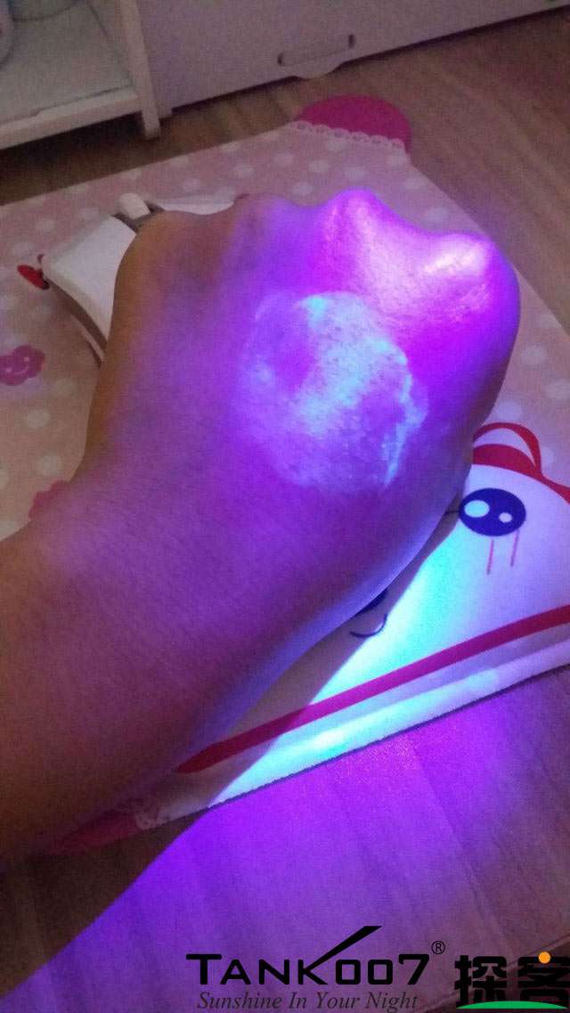 客戶買了紫光手電驗(yàn)熒光劑，先拿面膜大姨媽巾開刀 