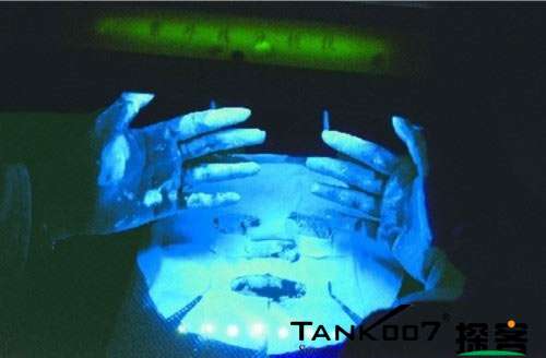 客戶買了紫光手電驗(yàn)熒光劑，先拿面膜大姨媽巾開刀 