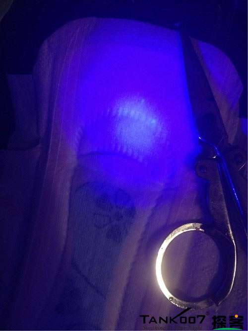 客戶買了紫光手電驗(yàn)熒光劑，先拿面膜大姨媽巾開刀 