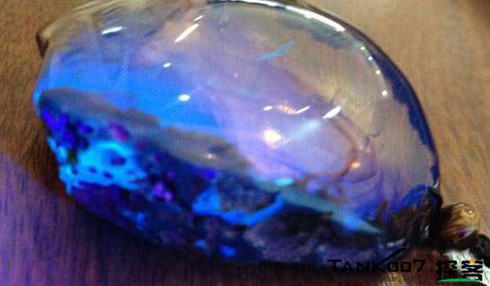 網(wǎng)上用紫光手電鑒定琥珀的帖子這么多，哪個(gè)是真假？