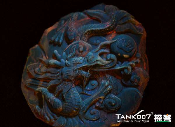 網(wǎng)上用紫光手電鑒定琥珀的帖子這么多，哪個(gè)是真假？