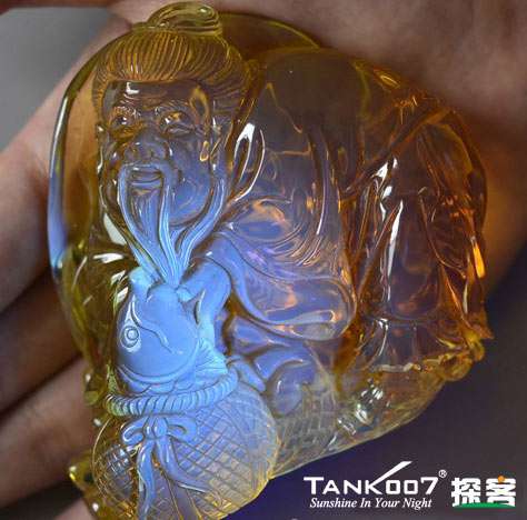 網(wǎng)上用紫光手電鑒定琥珀的帖子這么多，哪個(gè)是真假？