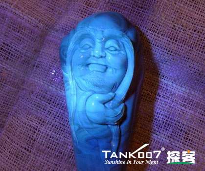 網(wǎng)上用紫光手電鑒定琥珀的帖子這么多，哪個(gè)是真假？