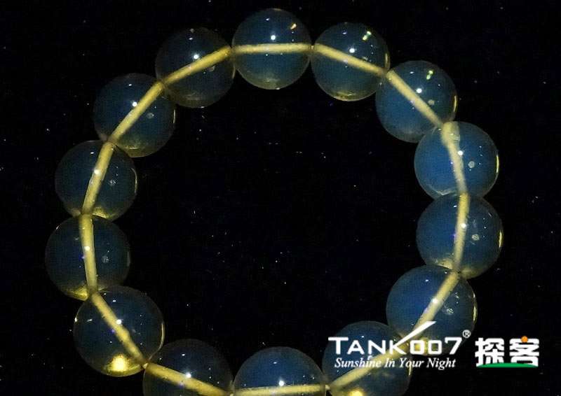 網(wǎng)上用紫光手電鑒定琥珀的帖子這么多，哪個(gè)是真假？