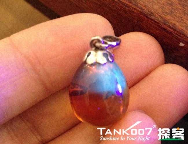 網(wǎng)上用紫光手電鑒定琥珀的帖子這么多，哪個(gè)是真假？