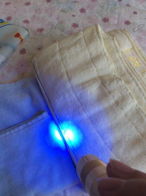  寶媽買了紫光手電，衣服上好多熒光劑，看的心慌害怕