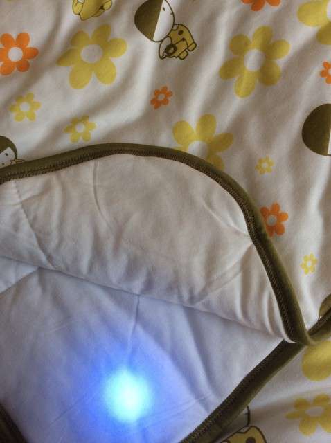  寶媽買了紫光手電，衣服上好多熒光劑，看的心慌害怕