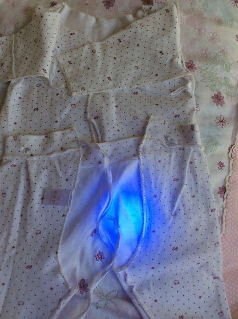  寶媽買了紫光手電，衣服上好多熒光劑，看的心慌害怕