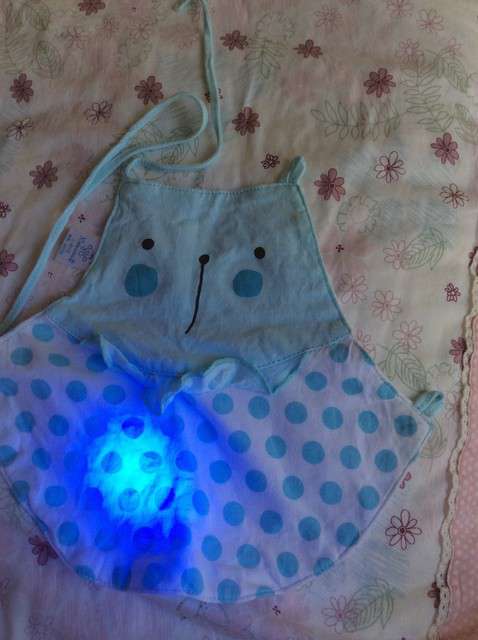  寶媽買了紫光手電，衣服上好多熒光劑，看的心慌害怕