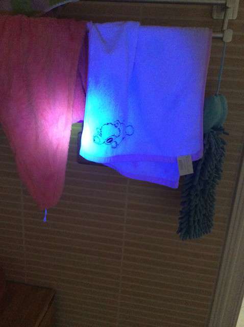  寶媽買了紫光手電，衣服上好多熒光劑，看的心慌害怕