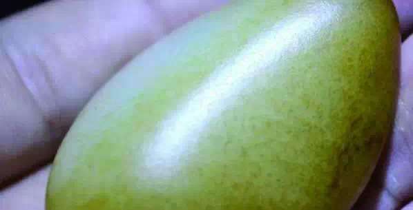 漲知識(shí)，玉也能騙人！照玉手電筒照出真相